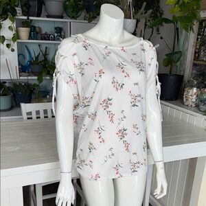 Suzy Shier White Floral Tie-Detail on shoulder are open Blouse NWOT oversized S